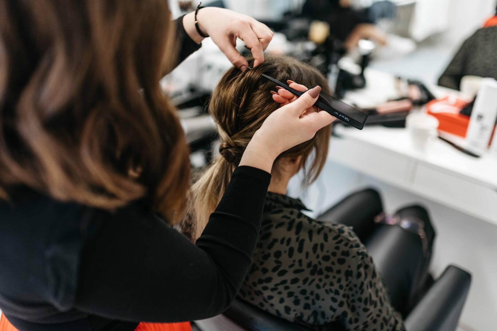 Frizerka med spenjanjem.