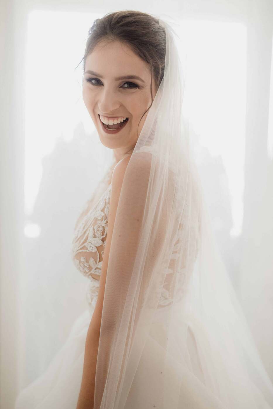 Nevesta z poročno frizuro in ličenjem